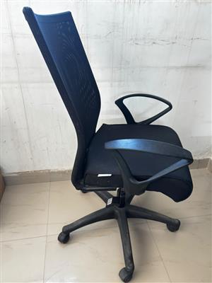 Black High-Back Mesh Office Chair with Armrests – Second Hand