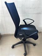 Black High-Back Mesh Office Chair with Armrests – Second Hand