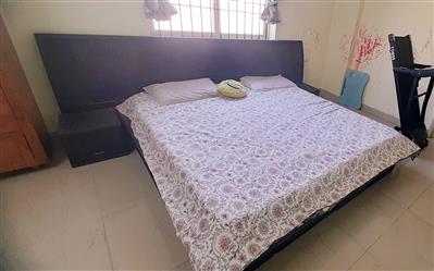 King size bed + 2 side table with storage